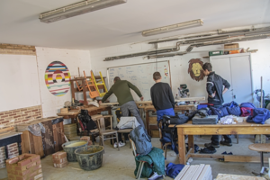 Les élèves au travail en menuiserie