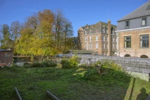 Vue du centre (à gauche sur la photo) de l'intérieur de la cour