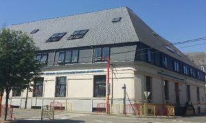 Façade côté rue des écoles Sainte-Gertrude à Brugelette