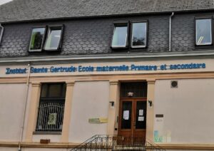 Devanture des écoles Sainte-Gertrude à Brugelette