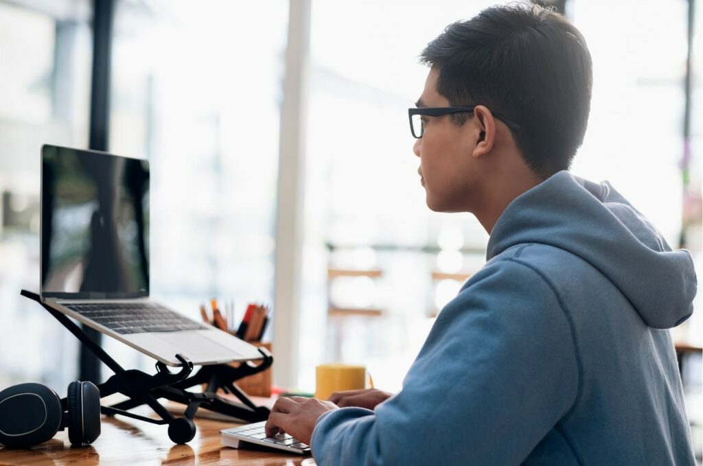 Jeune homme travaillant sur un ordinateur