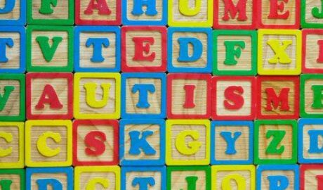 lettres dont certaines forment le mot autism