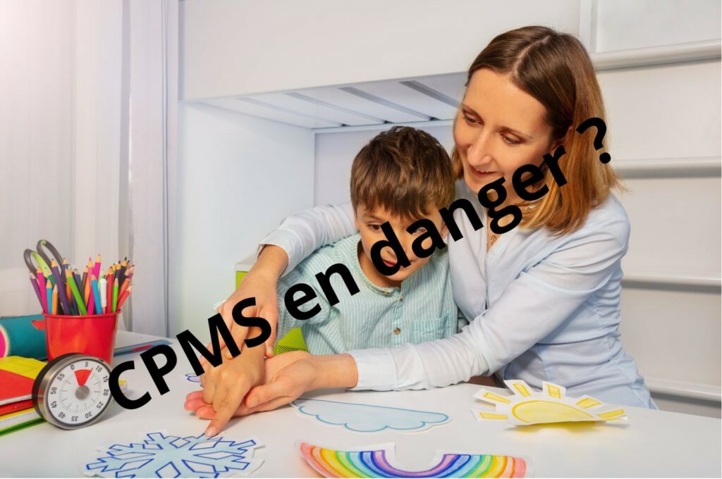 Image d'illustration : une femme guide un enfant. La photo est barrée du texte : "CPMS en danger" ?