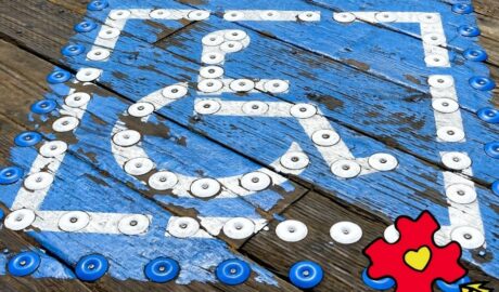 un marquage handicap au sol effacé, le logo d'autisme Belgique et le titre de l'article écrit dessus