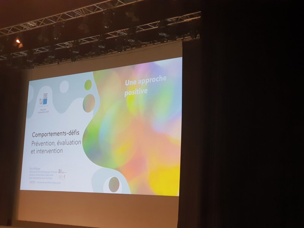 Un écran avec ces mots : comportements-défis prévention, évaluation et intervention - une approche positive