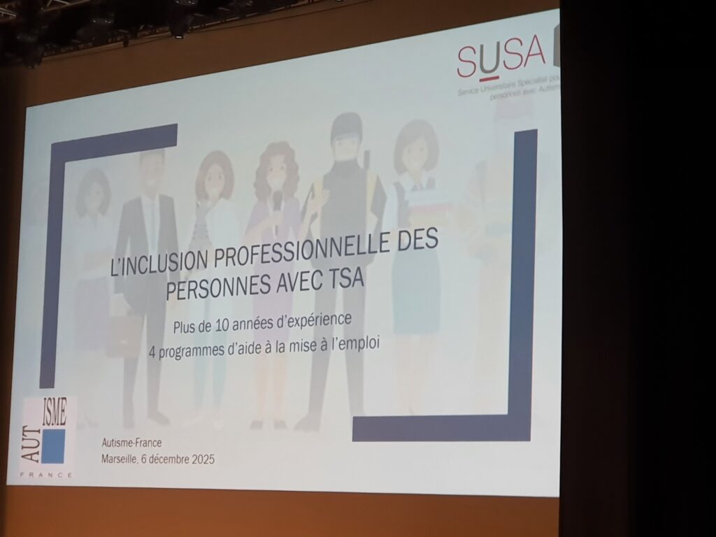 Un écran où il est affiché : L'inclusion professionnelle des personnes avec TSA - plus de 10 années d'expérience - 4 programmes d'aide à la mise à l'emploi
