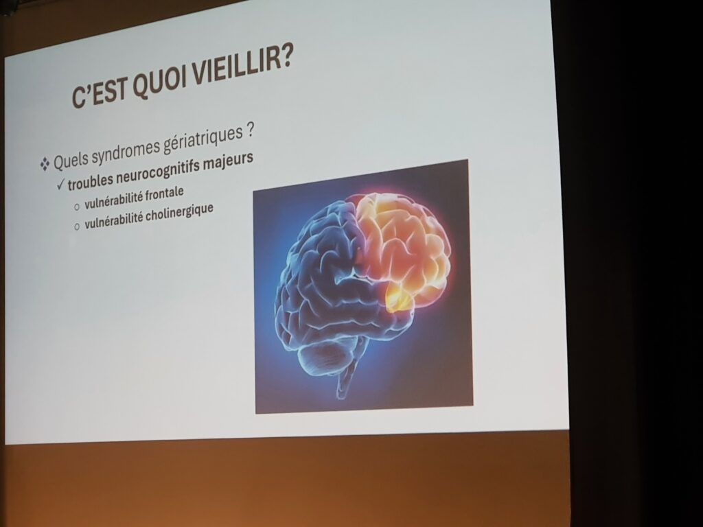 Sur l'écran, le titre "c'est quoi vieillir ?" avec un cerveau stylisé