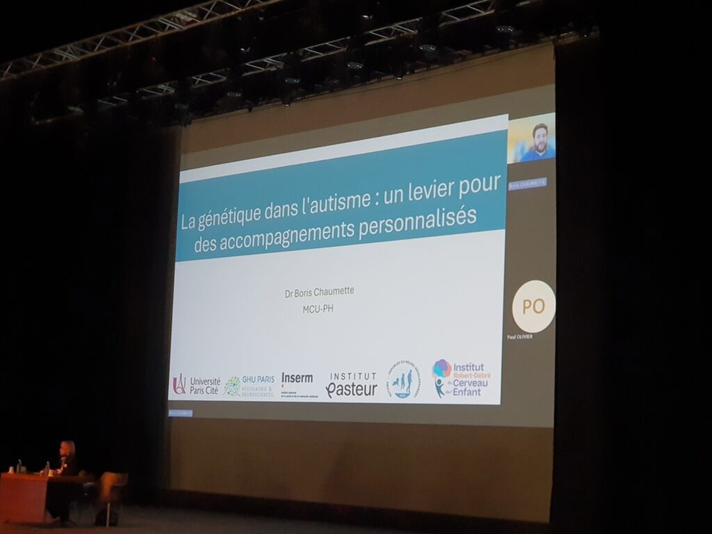 Un écran où est écrit : La génétique dans l'autisme : un levier pour des accompagnements personnalisés